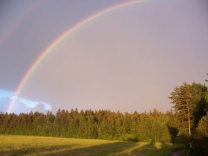 vom Balkon zeigt sich dieser schöne Regenbogen.