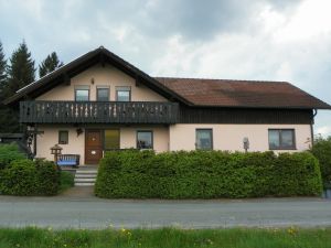 Ferienwohnung am Weissenstädter See Unser Haus in ruhiger Lage am Wald- und Stadtrand nicht weit vom Weißenstädter See bietet einen idealen Ausgangspunkt für Fuß- und Radwanderungen zu den Gipfeln und den Quellen des Fichtelgebirges. Die Therme Siebenquell liegt nahe unserem Haus.
Hundebesitzer finden Entspannung und Erholung im Wald, am See und auf der Flur.