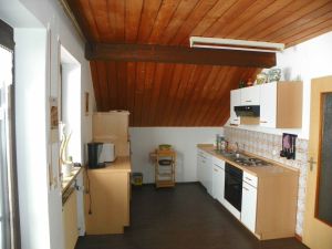 komplette Küche mit Ausgang zum Balkon