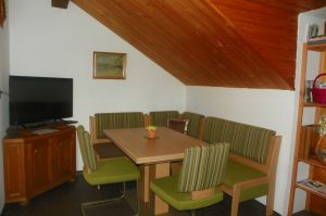 Wohnzimmer mit Sitzecke und SAT-Fernsehen