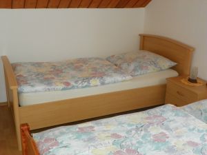 Zweibettzimmer helles Zweibettzimmer mit wunderschönen Blick auf den Gartenteich des Nachbargrundstückes.