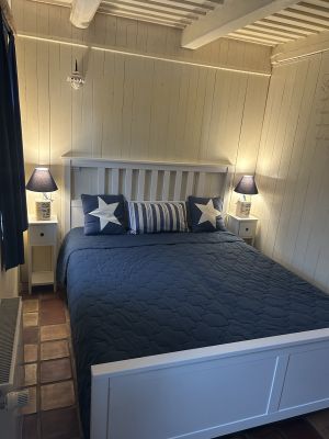 Gemütliches Schlafzimmer mit TV