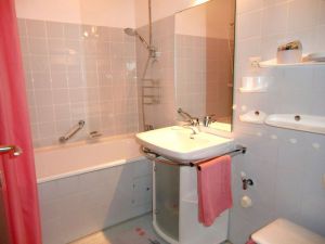 möbliert, Kosmetikspiegel, Föhn,
separate Toilette