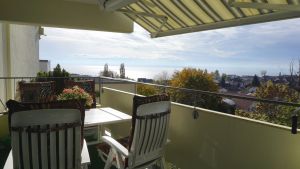 mit Markise und Sonnenschirm