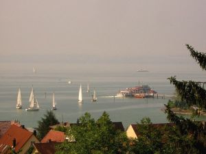 mit Schiffslandestelle, Lädine und Katamaran, Schiff der Bodenseeflotte, Segelbooten