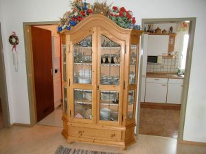 reichlich Gläser und Geschirr