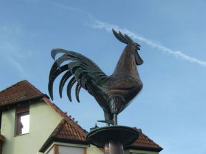 der Hahn vom Hennenbrunnen - im Zentrum - Richtung Schiffslandestelle