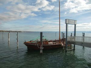 Historischer Lastensegler an der Schiffslandestelle Immenstaad