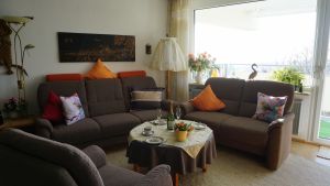 hochwertige Polstergarnitur,
liebevoll eingerichtete Wohnung