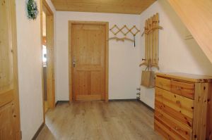 Geräumige Diele mit Treppe innerhalb der Wohnung zum dritten Schlafzimmer.