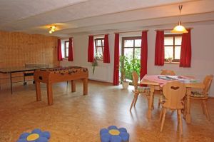 der große Freizeitraum mit Tischtennis, Kicker und Spielsachen