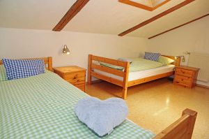 das dritte Schlafzimmer der Wohnung verfügt über zwei Einzelbetten