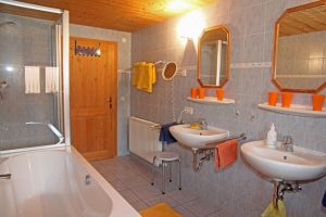 Das große Bad hatte Wanne und Dusche. Es gibt ein separates WC in der Wohnung.