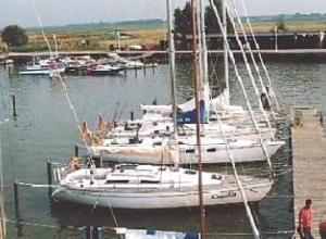 Blick vom Balkon auf den Yachthafen