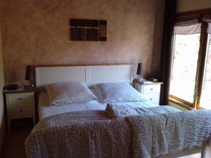 Das größere Schlafzimmer mit Doppelbett