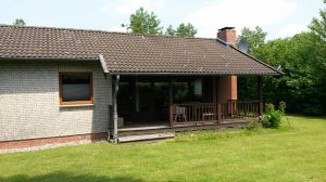 Die Südseite - mit überdachter Terrasse