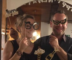 Alex und Kristin Bei uns sind Sie keine Nummer, sondern unser Gast.
Dies ist uns sehr wichtig und mit ein Grund warum unsere Gäste sich so wohl fühlen bei uns.