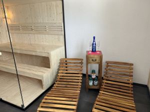 Ganz neu bei uns im Fernblick ist Deine kleine, private Ruhe-Oase, in der Du mal so richtig entspannen und die Seele baumeln lassen kannst.
Ob ein wärmendes Bad in der freistehenden Badewanne mit Ausblick aus dem Fenster oder Kraft tanken in der Sauna die genug Platz zum sitzen oder liegen bietet mit anschließender Erfrischung in der Regenwald-Dusche oder einfach nur relaxen auf den Ruheliegen.
Es bleibt Dir überlassen was Du machst, denn die kleine Auszeit vom Alltag hast Du ganz für Dich allein oder mit Deinem Partner.
Du kannst sie spontan bei uns im Haus buchen oder auch gerne
(als Überraschung für Deinen Liebste/n? :-)) vor der Anreise.