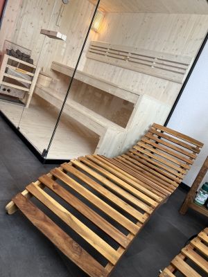 Ganz neu bei uns im Fernblick ist Deine kleine, private Ruhe-Oase, in der Du mal so richtig entspannen und die Seele baumeln lassen kannst.
Ob ein wärmendes Bad in der freistehenden Badewanne mit Ausblick aus dem Fenster oder Kraft tanken in der Sauna die genug Platz zum sitzen oder liegen bietet mit anschließender Erfrischung in der Regenwald-Dusche oder einfach nur relaxen auf den Ruheliegen.
Es bleibt Dir überlassen was Du machst, denn die kleine Auszeit vom Alltag hast Du ganz für Dich allein oder mit Deinem Partner.
Du kannst sie spontan bei uns im Haus buchen oder auch gerne
(als Überraschung für Deinen Liebste/n? :-)) vor der Anreise.