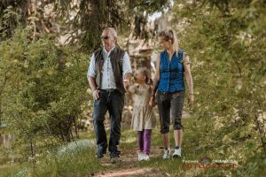 Worauf warten Sie...? Genießen Sie die Ruhe in und um unser Haus, denn eine Straße oder einen Nachbarn gibt es erst in 500 Meter Entfernung, dafür aber viel Garten, Wiese, Wald und der Wanderweg direkt hinter dem Haus...