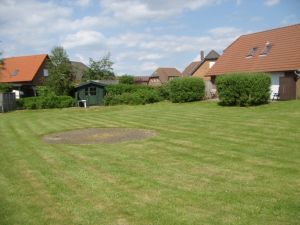 Zwischen den Häusern im Sandboll und Tötel liegt die große Rasenfläche