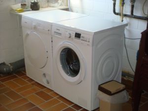 Hauswirtschaftsraum mit Wachmaschine und Trockner