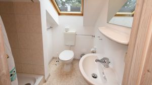 mit Dusache; WC und Waschbecken