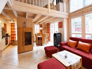 Blick in die offene Küche und den Essbereich