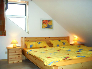 Schlafzimmer mit Doppelbett und großzügigem Stauraum