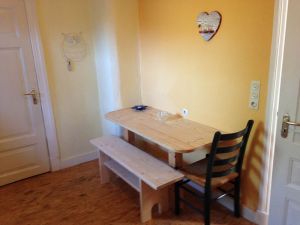 Der Essbereich Im Essbereich in der Küche ist genügend Platz für max. 4 Personen - Auf der Lümmelbank zum Wohlfühlen können Sie sich austoben! - Das ggf. gebuchte Frühstück wird Ihnen hier serviert.