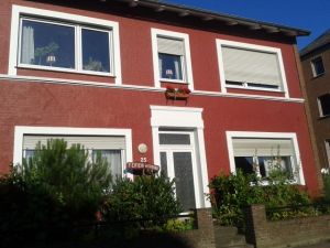 neue Fassade Die Ferienwohnung befindet sich im Erdgeschoss unten links im ca. 140 Jahre alten Stadthaus. Herzlich Willkommen