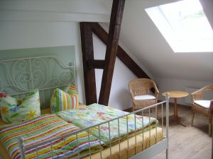 Im Schlafzimmer befindet sich eine gemütliche Sitzecke.