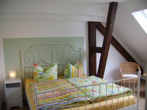 Im Elternzimmer kann, je nach Bedarf, ein Baby- Reisebett zugestellt werden.
