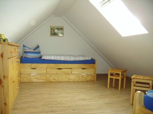 Das Kinderzimmer dieser Fewo befindet sich im Spitzdach.
Ein Bett kann zusätzlich ausgezogen werden, so dass hier drei Kinder schlafen können.