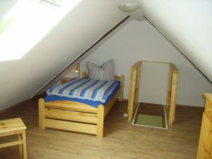 Das Kinderzimmer ist über eine Raumspartreppe zu erreichen, sie ist oben, wie auch unten durch ein Treppengitter gesichert.
