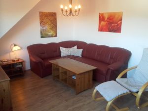 Das Sofa lässt sich für zwei Personen zum schlafen ausziehen.