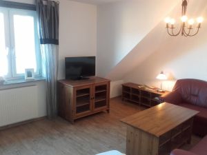 Sie finden Sat- TV, DVD-Player und eine Musikanlage im Wohnzimmer.