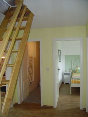 Im Korridor befindet sich die Raumspartreppe zu dem Kinderzimmer, sie ist durch ein Treppengitter gesichert.