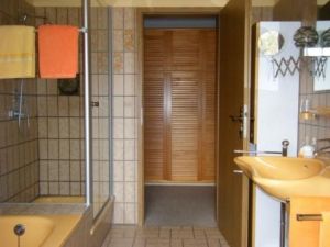 Bad mit Wanne, dusche und WC