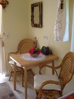 Lotte - Sitzecke mit Eingang Bungalow (renoviert 2014)