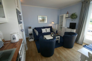 Im Wohn/Schlafzimmer mit eingebauter Küchenzeile.