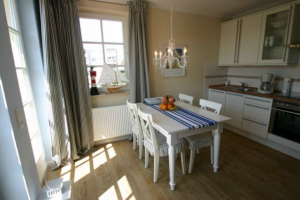 Der Essplatz befindet sich vor der Küchenzeile.