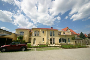 Blick von den Parkplätzen zur Villa Strandkuss