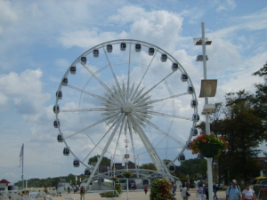 Riesenrad an der Strandpromenade während des Sommers