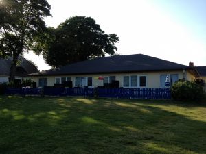 Hier direkt am Bodden steht noch ein weiteres Gästehaus. Es lädt Sie ein um Urlaub zu machen. Sie sehen den Typ 3: Wohnfläche 43m², für bis 3 Personen, Boddenblick, Südterrassen mit Boddenblick, Gartenmöbel, Grill, Spiel- und Liegewiese. Rechts seitlich befindet sich der Typ 2: Wohnfläche 70m², bis 5 Personen, 2 Schlafzimmer, Terrassen mit Boddenblick, Grill...