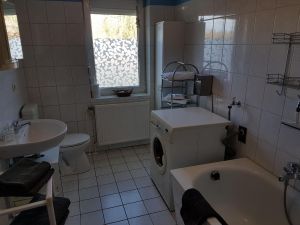 Bad Badezimmer ist schön groß und hell. Mit einer Bad/Duschwanne ausgestattet. Waschmaschine für Familien mit Kleinkindern ist ebnfalls vorhanden.