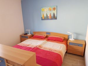 Schlafzimmer Modern und mit ausreichendem Stauraum auch für die große Familie. Mit Rolläden ausgestattet.