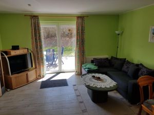 Wohnzimmer Das Wohnzimmer ist modern und gemütlich ausgestattet. Es hat einen direkten Zugang zur Terasse.