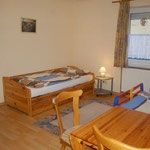Zweites Schlafzimmer/Kinderzimmer Dieses Zimmer ist sehr schön groß und bietet bis zu 4 Schlafmöglichkeiten. Mit Rolläden ausgestattet.