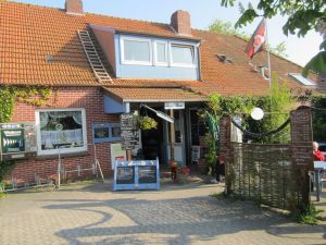 Aggi Huus ein uriges Cafe/Restaurant mit kleinem Biergarten. Hier gibt es selbst gebackenen Kuchen und preiswerte Gerichte.